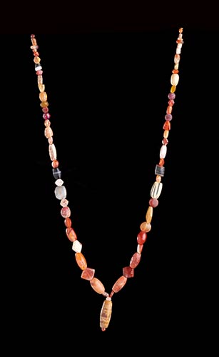 A GLASS BEADS NECKLACE62 ... 