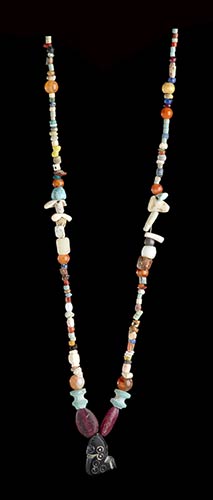 A STONE AND GLASS BEADS NECKLACE ... 