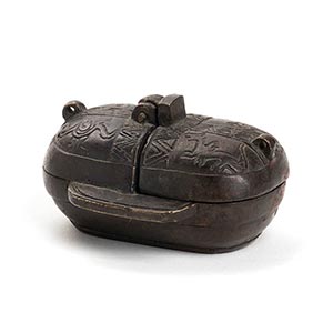 A SMALL INSCRIBED BRONZE OVAL OIL LAMP, ... 