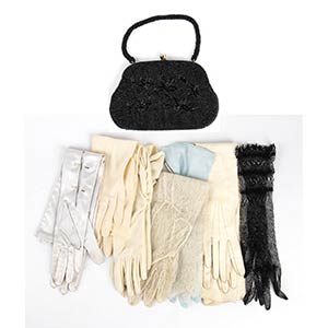 SILK GLOVES AND EVENING PURSE50s / 50sA lot ... 