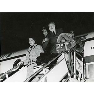 Ernest Hemingway scende da un aereo cubano, ... 