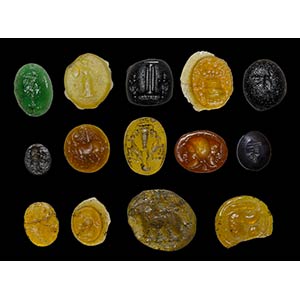 A lot of 14 roman glass intaglios. Various ... 