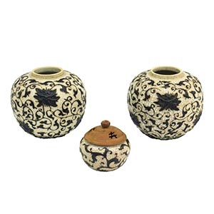 A PAIR OF LATE QING DYNASTY GLOBULAR VASES ... 