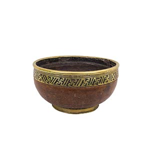 A LARGE WOODEN BOWL WITH BRASS MOUNT

12,5 x ... 