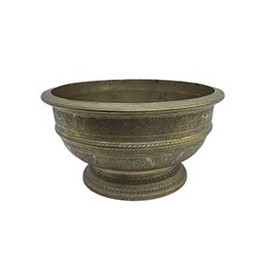 A LARGE INDONESIAN BRASS BOWL
Late 19th – ... 