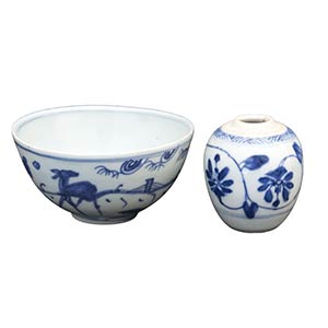 A LATE MING ‘BLUE AND WHITE’ BOWL AND A ... 