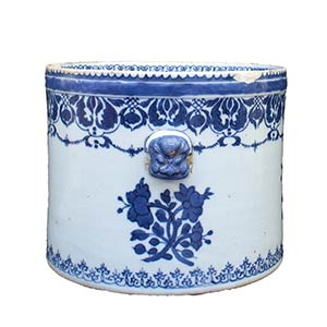 A QING DYNASTY BLUE AND WHITE WINE ... 