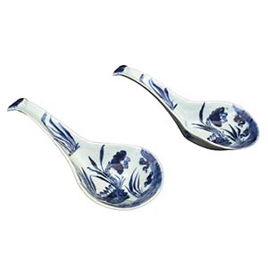 A PAIR OF QING DYNASTY BLUE AND WHITE ... 