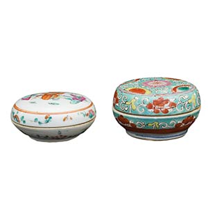 TWO QING DYNASTY FAMILLE ROSE ROUND BOXES ... 
