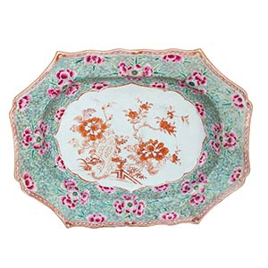 A LARGE QING DYNASTY FAMILLE ROSE TRAY
19th ... 