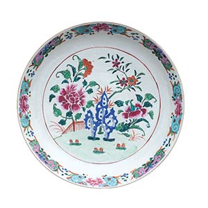 A LARGE ‘FAMILLE ROSE’ DISH
China, Qing ... 