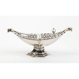 An English sterling silver boat basket - ... 
