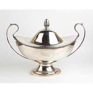 An English sterling silver soup tureen - ... 