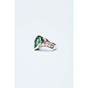 RING WITH COLOMBIAN EMERALD  ... 