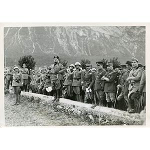   Mussolini intrattiene i soldati, 1935 18 x ... 