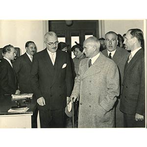   Luigi Einaudi durante una visita pubblica, ... 