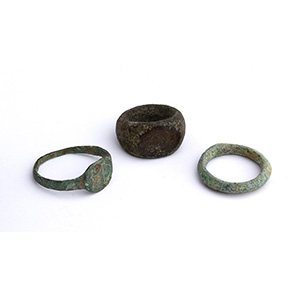 Tre anelli in bronzo di epoca romana
II - IV ... 