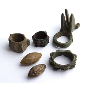 Gruppo composto da sei oggetti in bronzo
III ... 