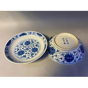 A PAIR OF BLUE AND WHITE PORCELAIN LOTUS ... 