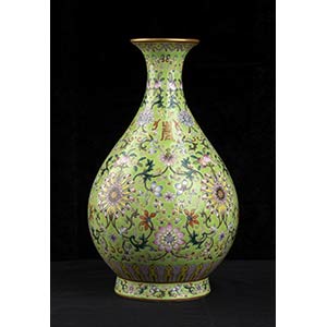 A FAMILLE ROSE PORCELAIN BOTTLE VASE, ... 