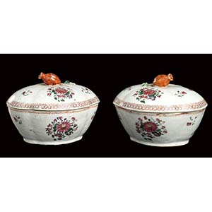 A PAIR OF SMALL FAMILLE ROSE PORCELAIN ... 