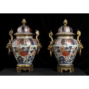 A PAIR OF IMARI PORCELAIN VASES WITH GILT ... 