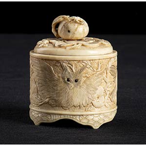 A SMALL IVORY ROUND BOX AND COVERJapan, ... 