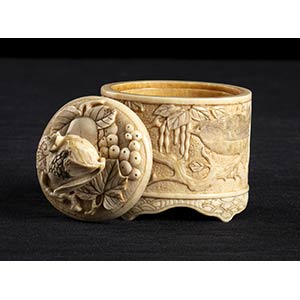 A SMALL IVORY ROUND BOX AND ... 
