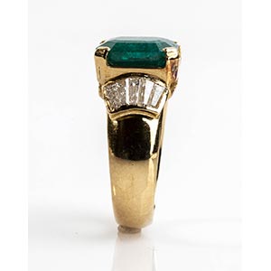 Emerald and diamond gold ring  18 ... 