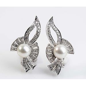 Pearl and diamonds gold earrings  very fancy ... 