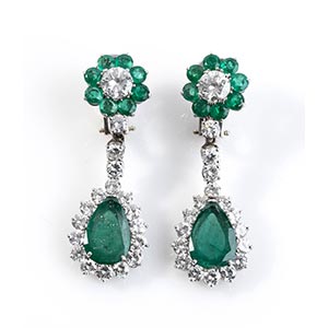 Drop earrimgs diamonds and emeralds  Made of ... 