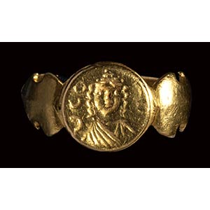 A late roman gold signet ring, with engraved ... 