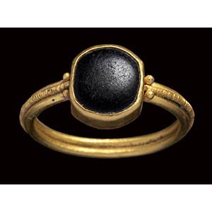A late roman gold ring set with an onyx ... 