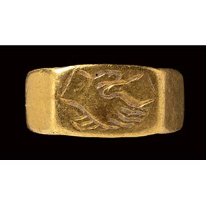 A roman gold engraved child ring. Dextrarum ... 