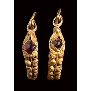 A roman pair of gold earring with ... 