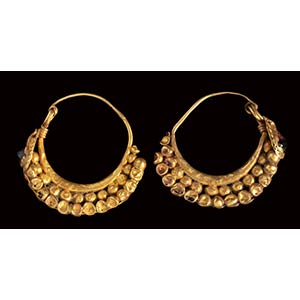 A roman pair of gold earring with ... 