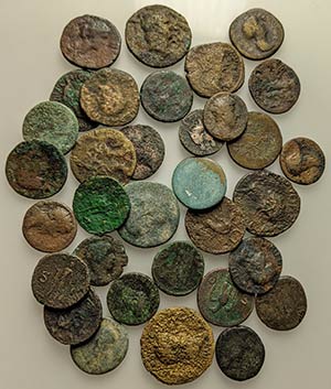Lot of 33 Roman Imperial Æ coins, to be ... 