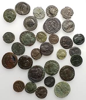Lot of 30 Roman Imperial Æ coins, to be ... 