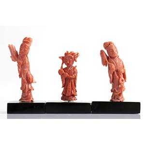 Lotto di tre sculture in corallo Momo o ... 