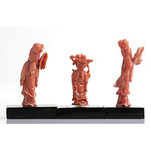 Lotto di tre sculture in corallo ... 