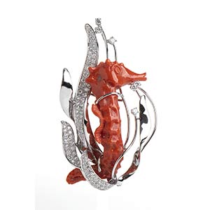 White gold pendant, seahorse in carved red ... 