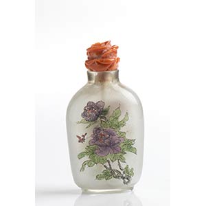 A painted glass snuff bottle with with Momo ... 