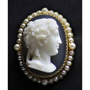 Agate carved cameo brooch depicting a female ... 