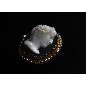 Agate carved cameo brooch ... 
