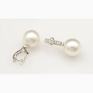 Pearls and diamonds drop earrings; ... 