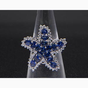 Sapphires and diamonds ring ; ; 18 kt white ... 