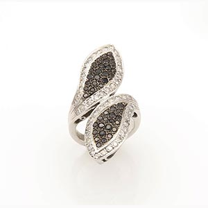 Black and white contrarié diamonds ... 