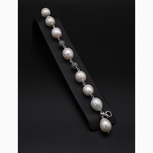 Pearls and diamonds bracelet ; ; 18k white ... 