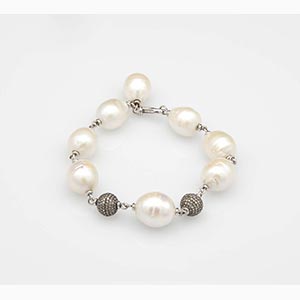 Pearls and diamonds bracelet ; ; ... 