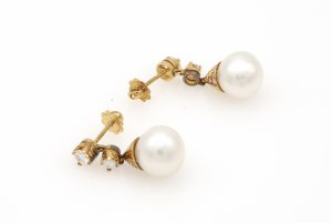 Diamonds and pearls drop earrings ... 